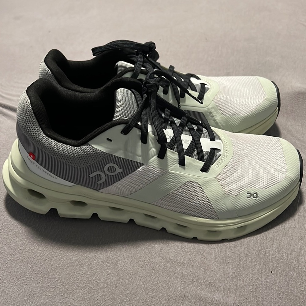 On cloud Cloudrunner. NEW worn once. Excellent condition.